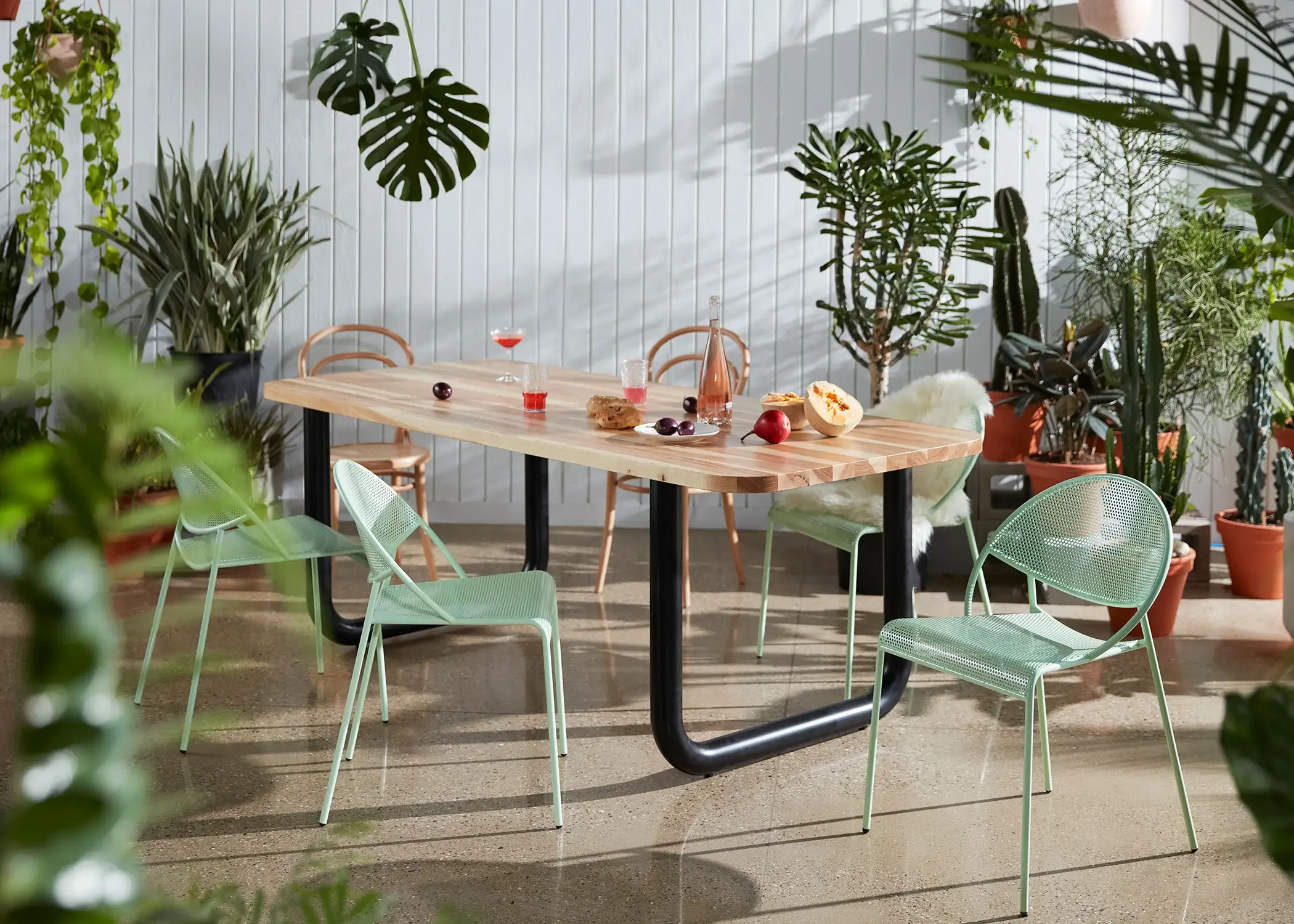 Frankie Table with Hula Chairs.