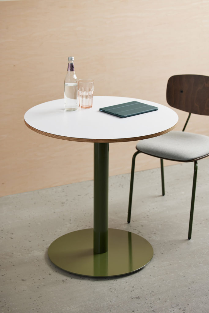 Round Onesima table with green base.