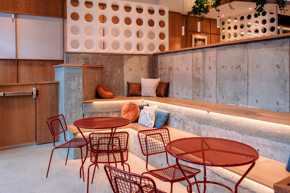 two-moons-music-hall-conversation-pit-opla-chair-table-red-landscape