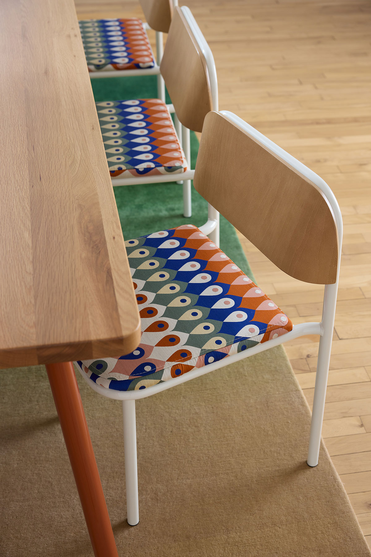 nora-colorful-work-hub-upholstered-seat