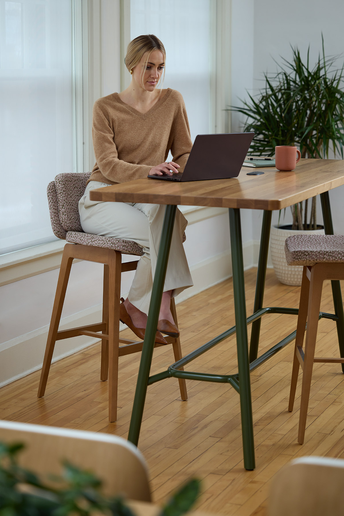 work-hub-clyde-bar-table-alfred-wood-detail-people